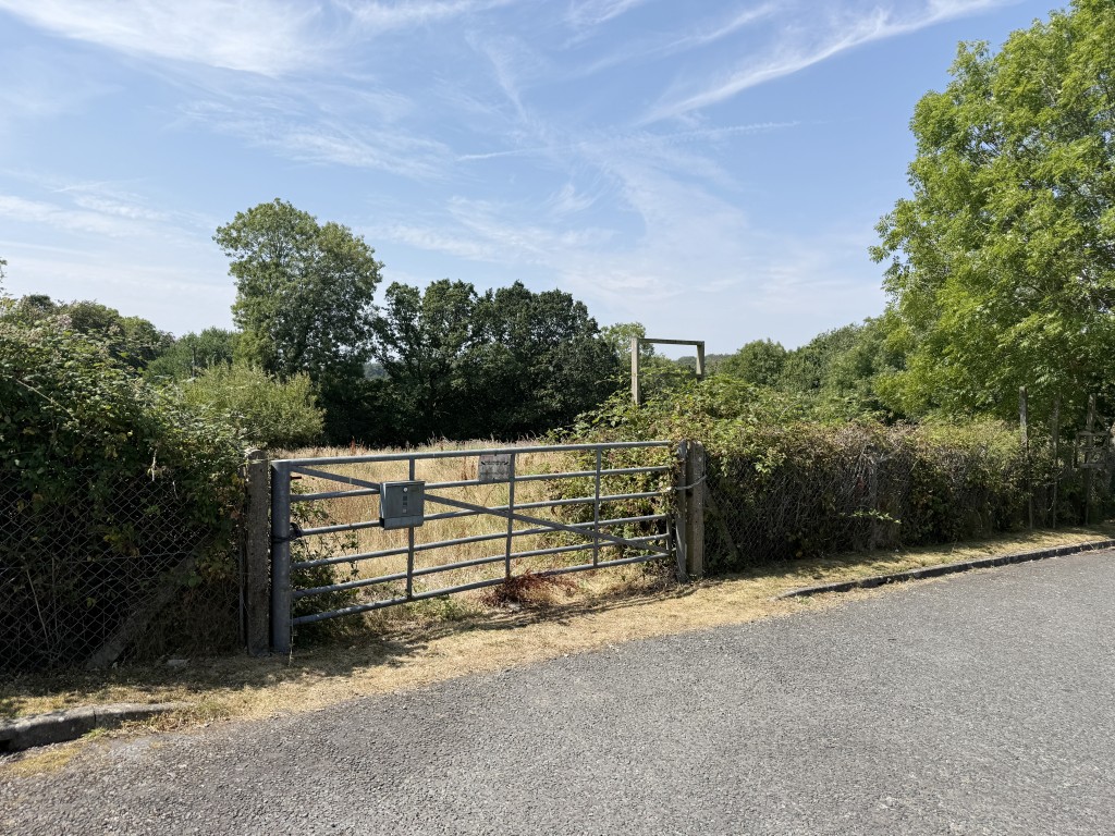 Lot: 94 - PARCEL OF FREEHOLD LAND EXTENDING TO 3.22 ACRES WITH POTENTIAL - View of site access
